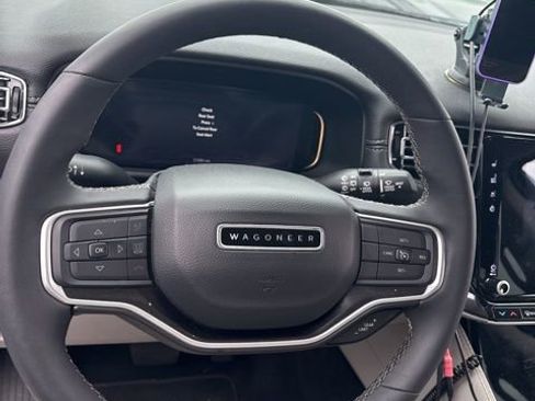 Used 2023 Jeep Wagoneer Base w/ Premium Group I image 9