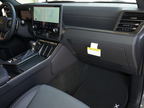 Used 2026 Lexus GX 550 w/ Accessory Package (2T) AWD/4WD image 5