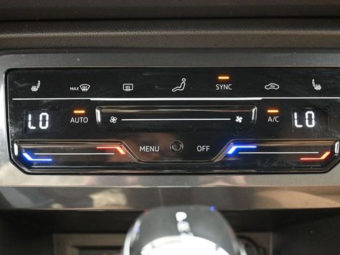 Used 2022 Volkswagen Tiguan SE image 22