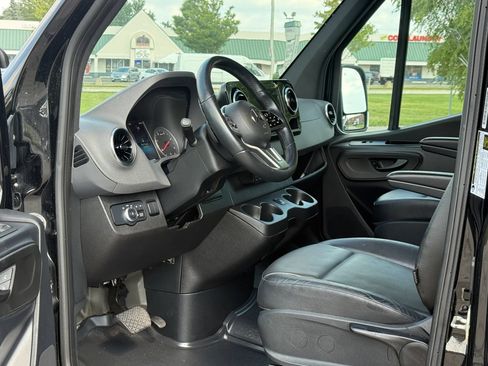 Used 2021 Mercedes-Benz Sprinter 2500 image 9