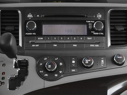 Used 2014 Toyota Sienna XLE FWD image 12