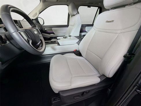 Used 2025 Ford Expedition Platinum w/ Driver's Package AWD/4WD image 11