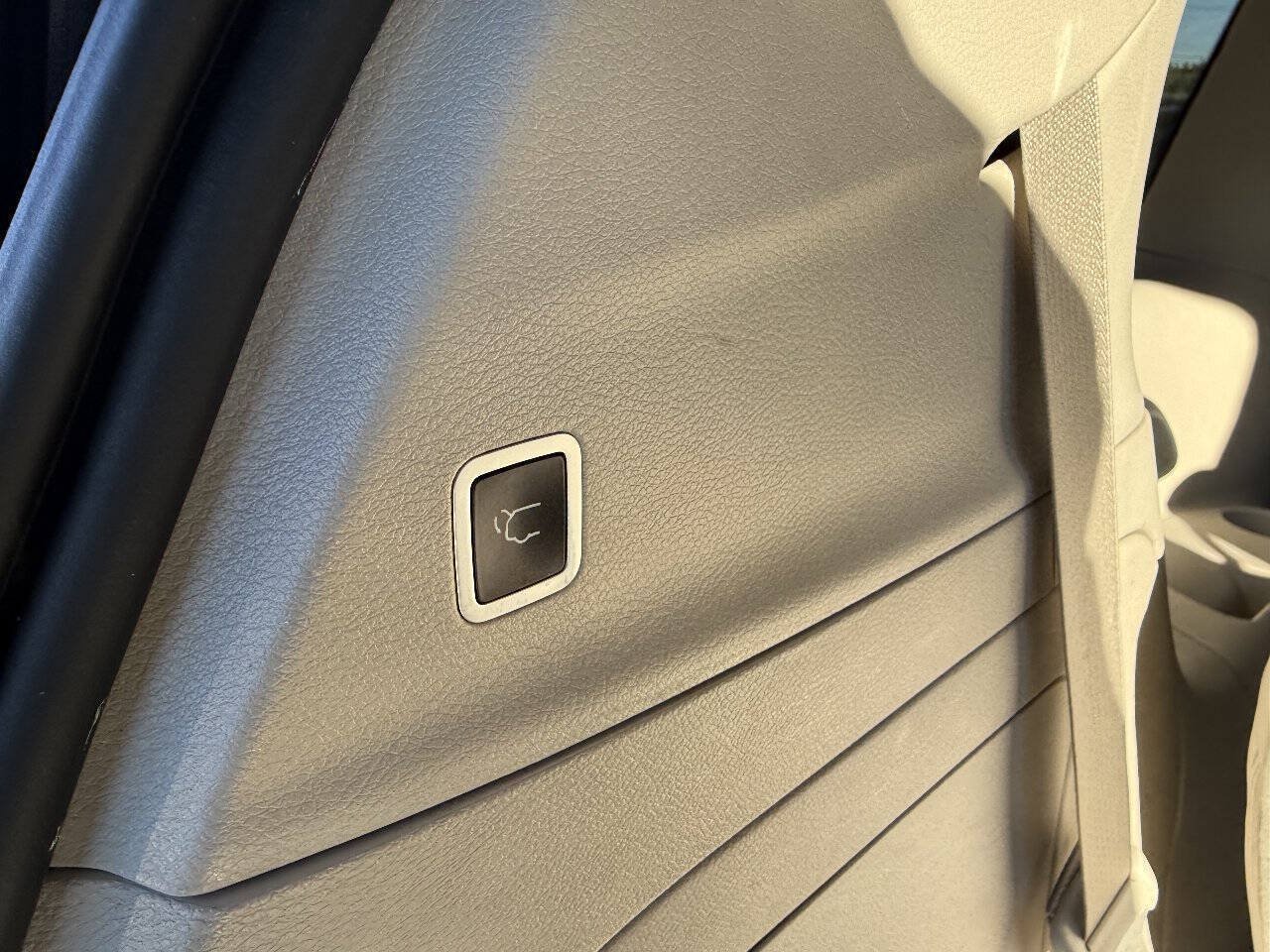 Used 2018 Chrysler Pacifica Limited w/ Advanced Safetytec Group FWD image 12