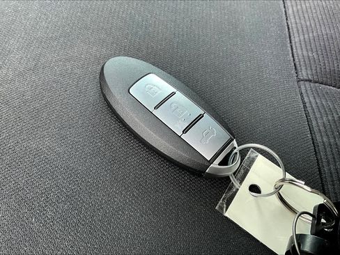 Used 2018 Nissan Titan SV image 13