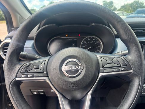 Used 2025 Nissan Versa SV FWD image 27