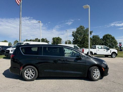 Used 2023 Chrysler Pacifica Touring-L FWD image 10