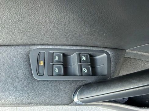 Used 2018 Volkswagen Golf S image 10