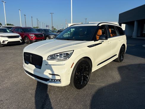 Certified 2024 Lincoln Aviator Black Label w/ Jet Package AWD/4WD image 3