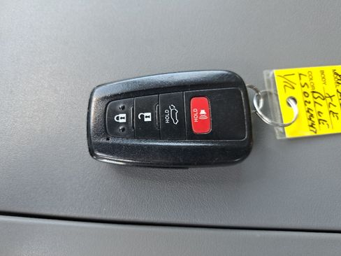Used 2020 Toyota Highlander XLE AWD/4WD image 36