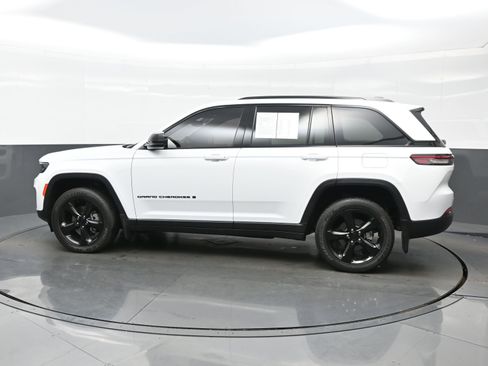 Used 2023 Jeep Grand Cherokee Altitude image 3