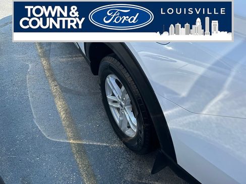 Used 2021 Ford Explorer XLT w/ Class III Trailer Tow Package AWD/4WD image 11