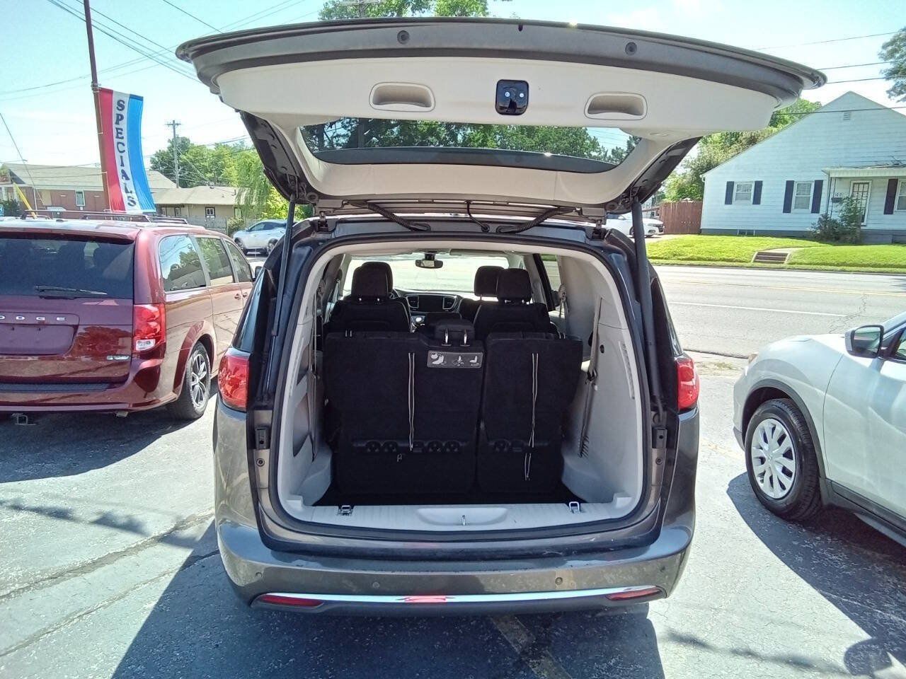 Used 2017 Chrysler Pacifica Touring-L Plus FWD image 11