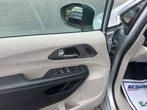 Used 2023 Chrysler Pacifica Touring-L FWD image 17