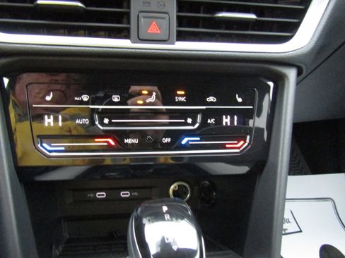 New 2026 Volkswagen Taos SE image 18