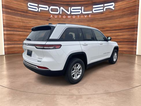 Used 2022 Jeep Grand Cherokee Laredo w/ Luxury Tech Group I AWD/4WD image 7