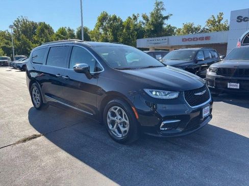 Used 2023 Chrysler Pacifica Limited image 2