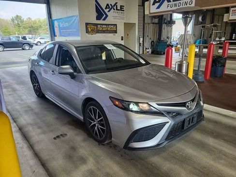 Used 2021 Toyota Camry SE image 2