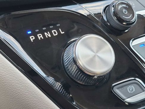 Used 2024 Chrysler Pacifica Touring-L FWD image 29