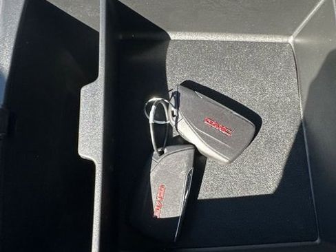 Used 2025 GMC Acadia Elevation image 13