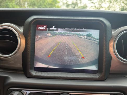 Used 2021 Jeep Wrangler Unlimited Sahara AWD/4WD image 32
