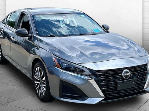 Used 2025 Nissan Altima 2.5 SV FWD image 1