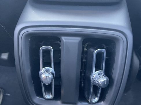 Used 2024 Volvo XC40 B5 Plus image 7