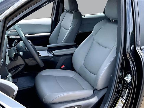 Used 2025 Toyota Sienna XLE w/ XLE Plus Package FWD image 8