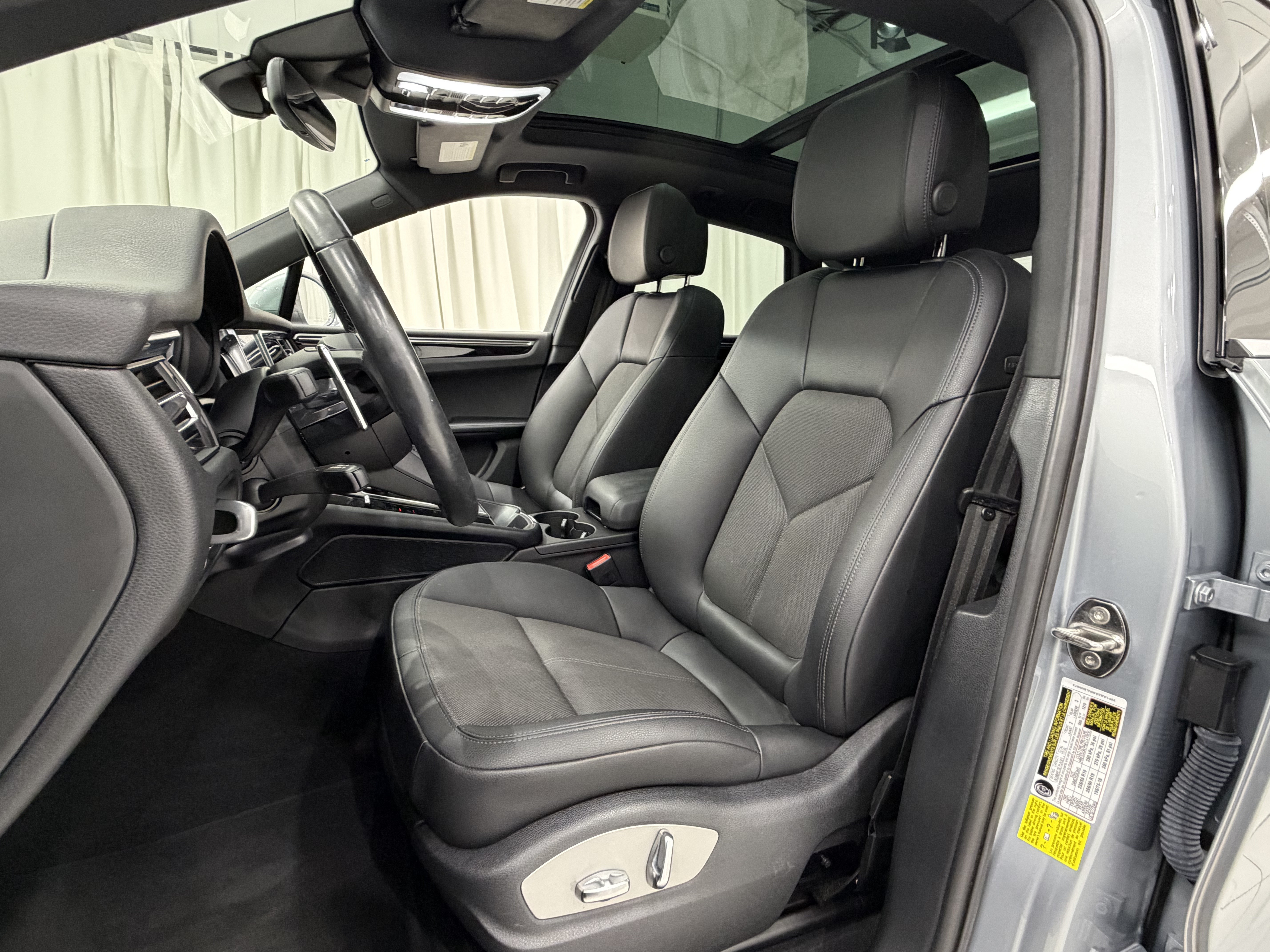 Used 2022 Porsche Macan AWD/4WD image 28