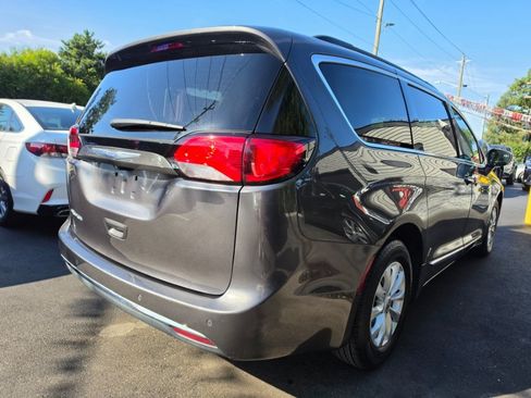Used 2017 Chrysler Pacifica Touring-L FWD image 3