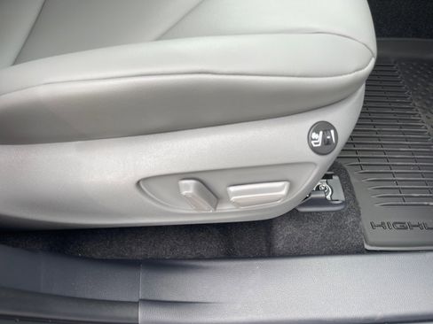 New 2026 Toyota Highlander XLE image 17