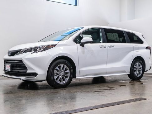 Certified 2025 Toyota Sienna LE FWD image 3