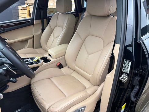 Used 2024 Porsche Macan AWD/4WD image 21