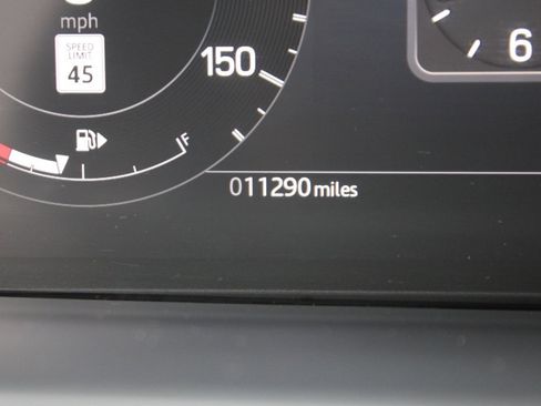 Certified 2024 Land Rover Discovery Dynamic SE image 13