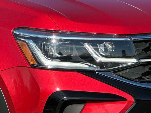 Certified 2022 Volkswagen Taos SEL image 7