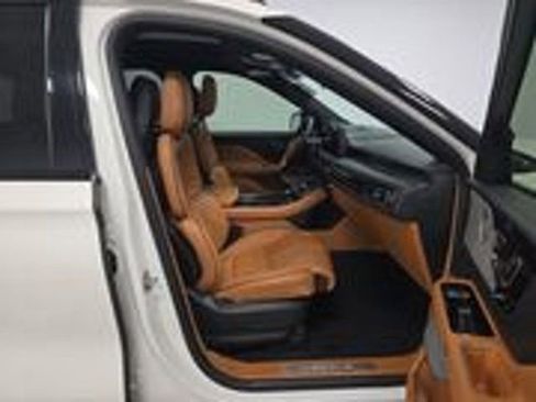 Used 2025 Lincoln Aviator Black Label w/ Jet Appearance Package AWD/4WD image 8