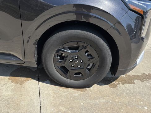 Used 2025 Kia Carnival FWD image 36
