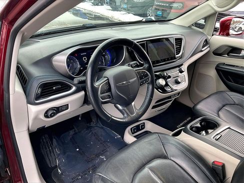 Used 2021 Chrysler Pacifica Touring-L w/ Premium & Safety Sphere Group image 8