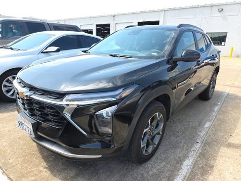 Used 2025 Chevrolet Trax LT FWD image 1