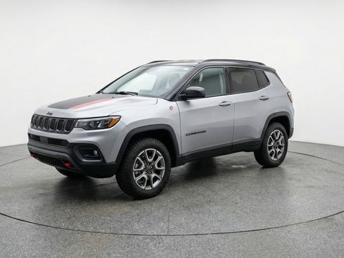 Used 2025 Jeep Compass Trailhawk image 3