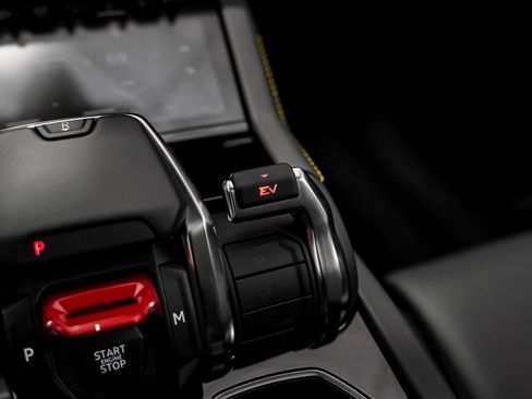 Used 2025 Lamborghini Urus SE image 24