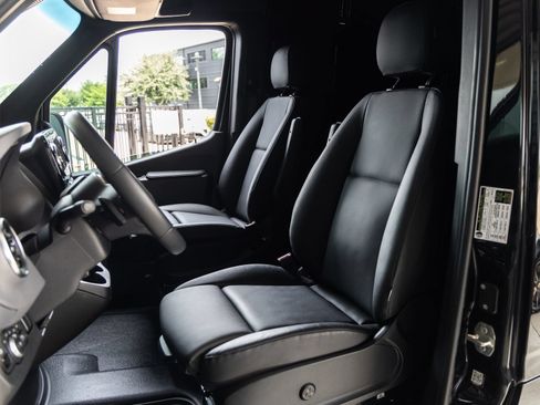 Used 2024 Mercedes-Benz Sprinter 2500 image 23