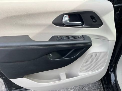 Used 2024 Chrysler Pacifica Select image 9