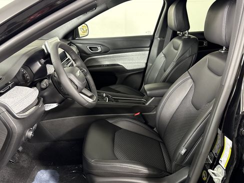 New 2026 Jeep Compass Latitude image 9