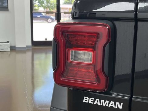 Used 2024 Jeep Wrangler Unlimited Rubicon AWD/4WD image 11