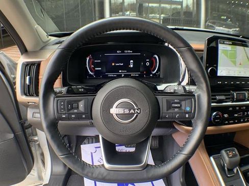 Used 2024 Nissan Pathfinder Platinum image 14