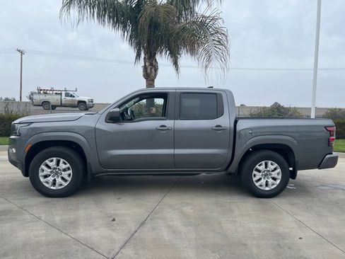 Used 2022 Nissan Frontier SV image 2