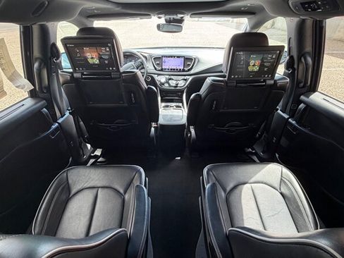 Used 2021 Chrysler Pacifica Limited w/ Uconnect Theater Family Group FWD image 16