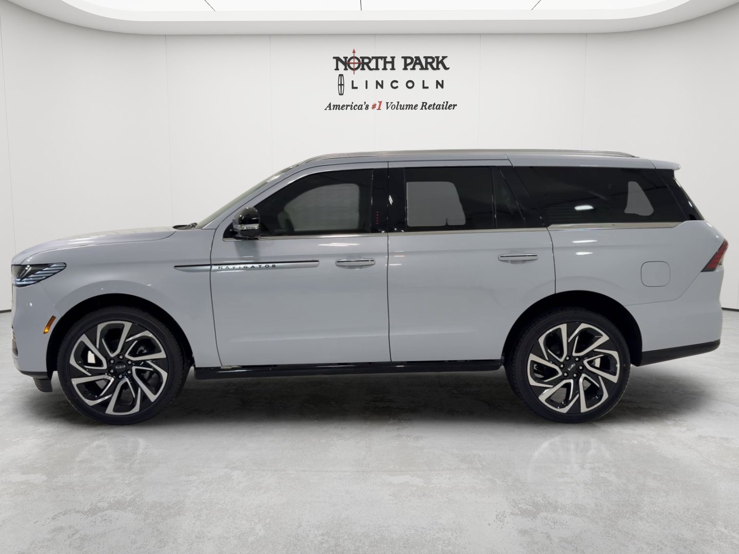 New 2026 Lincoln Navigator Reserve AWD/4WD image 2