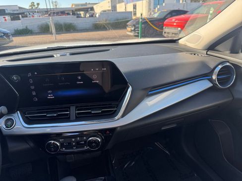 Used 2025 Chevrolet Trax LT w/ LT Convenience Package image 33