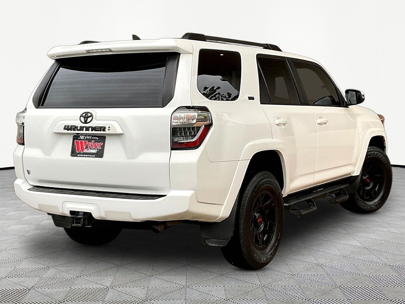 Used 2022 Toyota 4Runner SR5 Premium w/ Moonroof Package AWD/4WD image 6